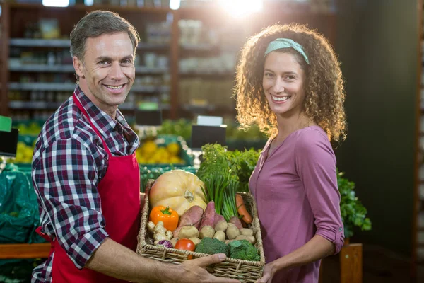 Sorridente personale maschile assistere una donna con la spesa — Foto Stock