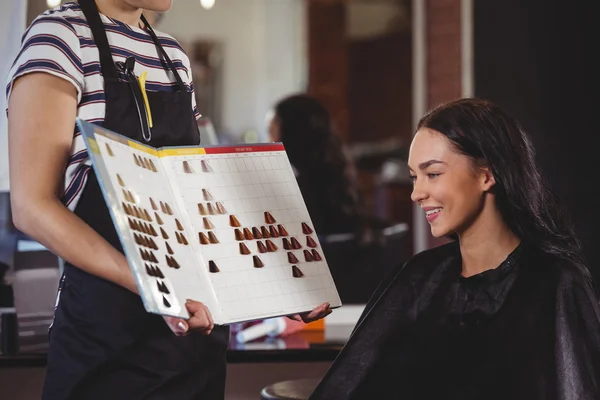 Mujer seleccionando un color de cabello con estilista — Foto de Stock