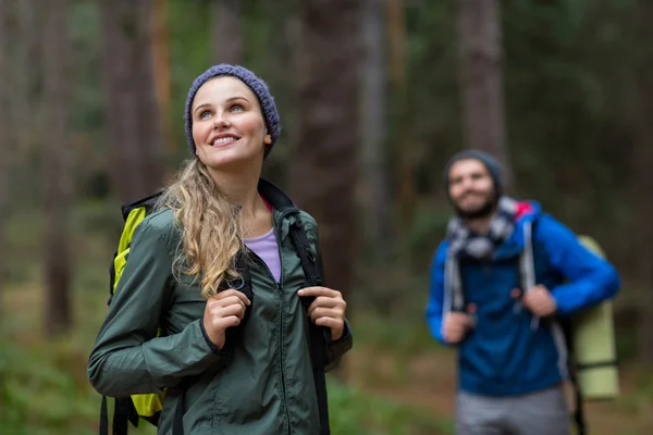 Vacker kvinna tittar på naturen medan vandring i skogen — Stockfoto