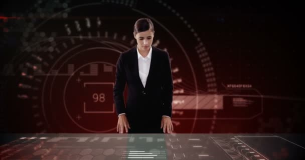 Businesswoman usando pantalla digital — Vídeo de stock