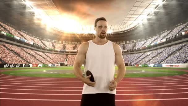 Чоловік спортсмен, який практикує кидання диска — стокове відео