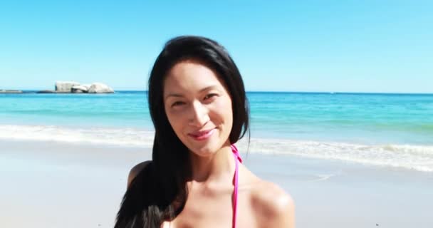 Jeune femme souriant sur la plage — Video