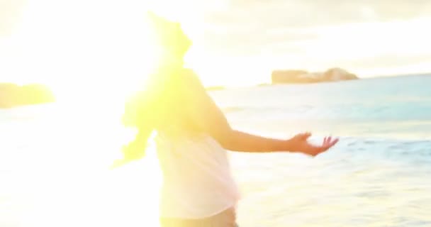 Женщина веселится на пляже — стоковое видео