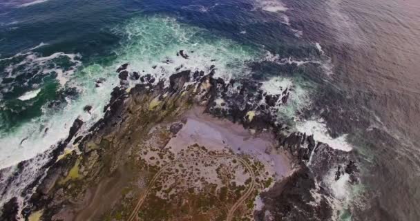 Waves crashing on coastline — Stock Video