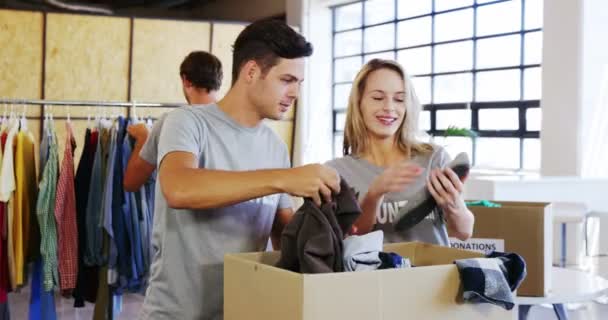 Voluntarios pasando por caja de donaciones — Vídeo de stock