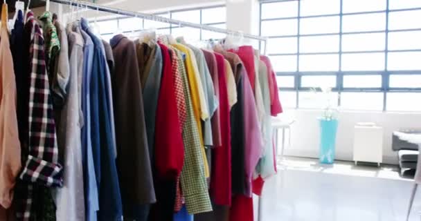 Frivilliga team med kläder donation — Stockvideo