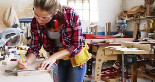 Carpenter drawing and smiling for camera — Stock Video