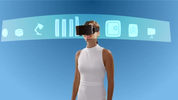 Affärskvinna med hjälp av virtuell verklighet glasögon — Stockvideo