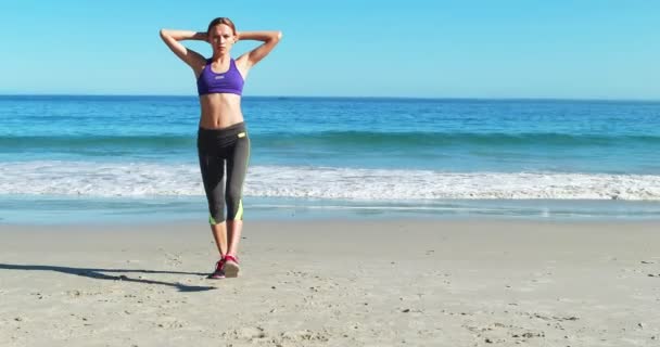 Vrouw warming-up op strand — Stockvideo