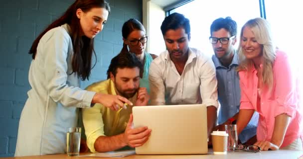 Empresarios discutiendo mientras usan laptop — Vídeos de Stock