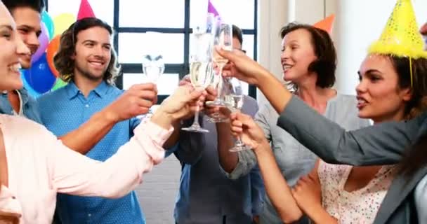 Empresarios tostando copas de vino — Vídeo de stock