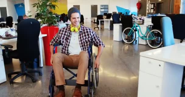 Empresário em cadeira de rodas dando mais cinco aos colegas de trabalho — Vídeo de Stock