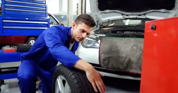 Mechanische controle van de band en het maken van ok teken — Stockvideo