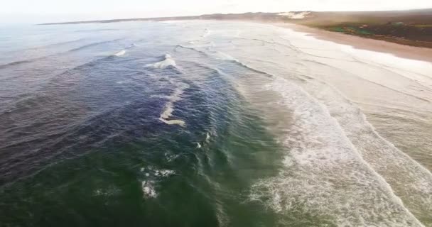 Vågorna når stranden vid stranden — Stockvideo