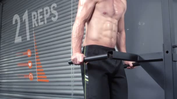 Bodybuilder führt Parallel-Bar-Dips durch — Stockvideo