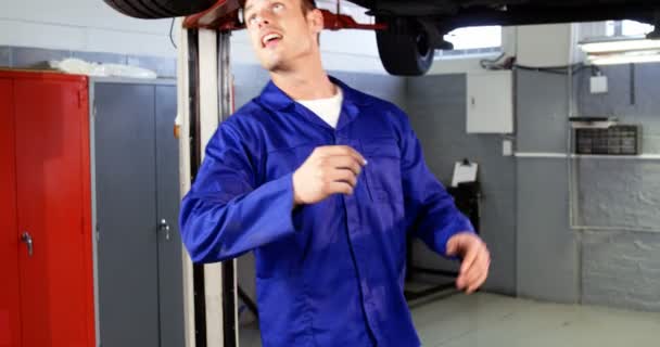 Mechanic показывает проблему клиента с автомобилем — стоковое видео