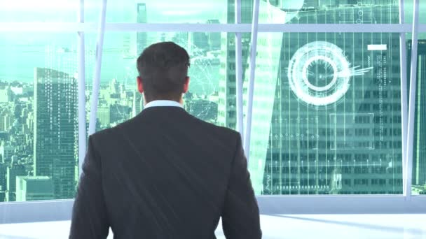 Hombre de negocios mirando en la ventana de la oficina — Vídeo de stock