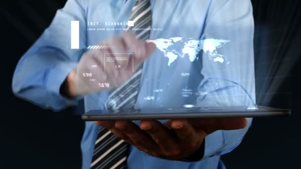 Forretningsmand ved hjælp af digital tablet – Stock-video
