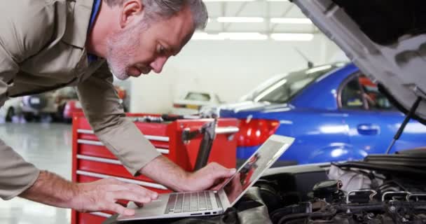 Mecânica de manutenção do motor do carro — Vídeo de Stock