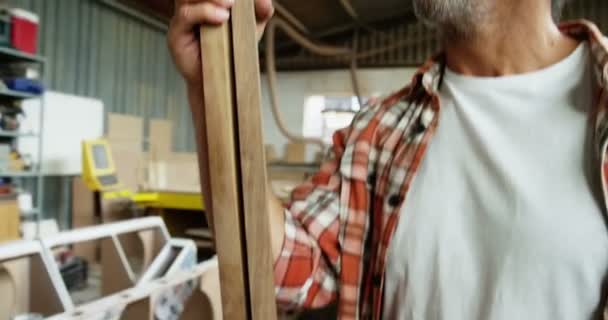Carpintero sosteniendo tablones de madera — Vídeo de stock