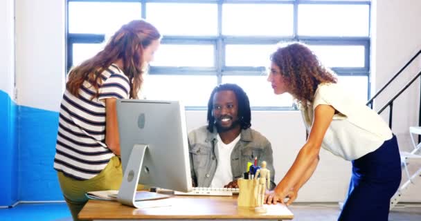 Colegas discutindo uns com os outros — Vídeo de Stock