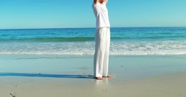 Člověk provádí jógu na pláži — Stock video