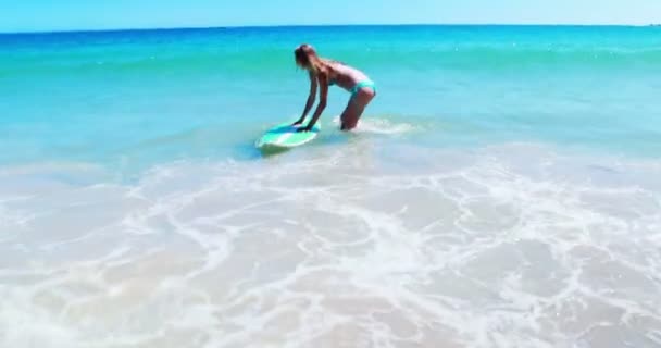 Woman surfing in sea — Stock Video