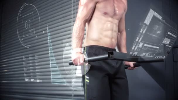 Bodybuilder führt Parallel-Bar-Dips durch — Stockvideo