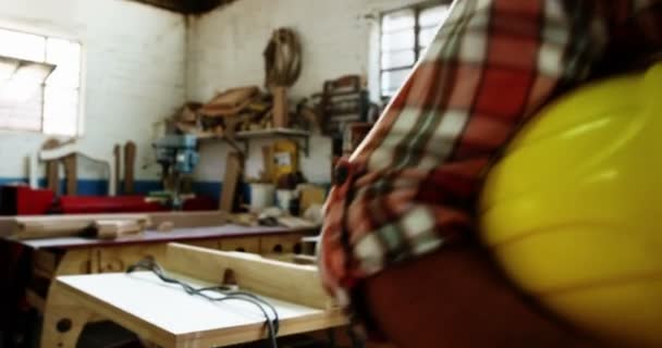 Charpentier faisant un appel téléphonique — Video