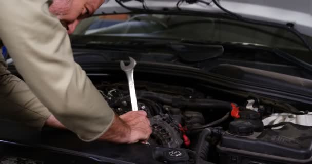 Mecánica de mantenimiento del motor del coche — Vídeo de stock