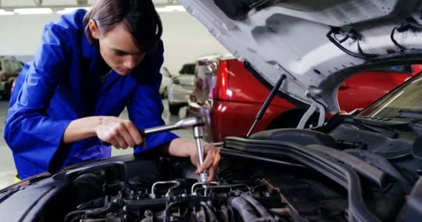 Coche mecánico femenino de mantenimiento — Vídeos de Stock