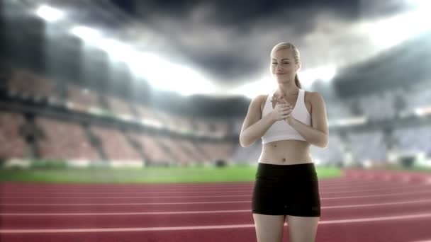 Kvinnliga idrottare klappar händerna i stadium — Stockvideo