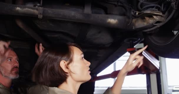 Mecânica de manutenção de carro — Vídeo de Stock