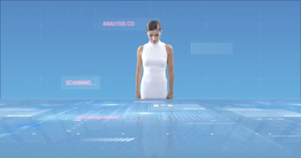 Бізнес-леді, використовуючи цифровий екран — стокове відео