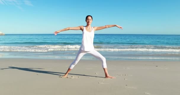 Vrouw stretching oefening uitvoeren — Stockvideo