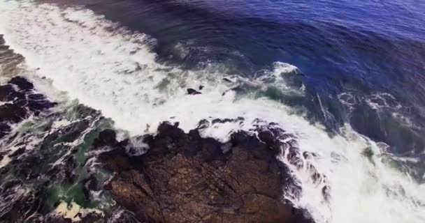 Vågorna når stranden vid stranden — Stockvideo