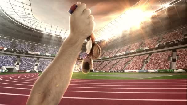 Рука спортсмена, що демонструє золоті медалі — стокове відео