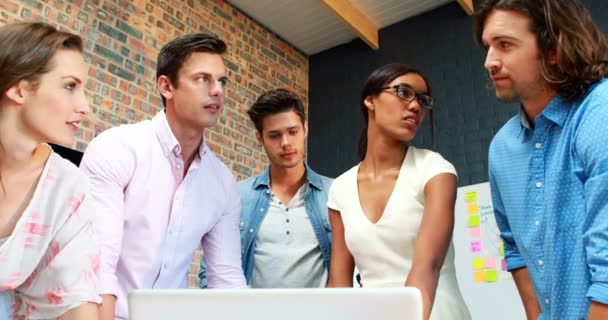 Ondernemers interactie tijdens het gebruik van laptop — Stockvideo