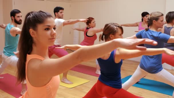 Instructor que ayuda a las personas en el ejercicio — Vídeo de stock