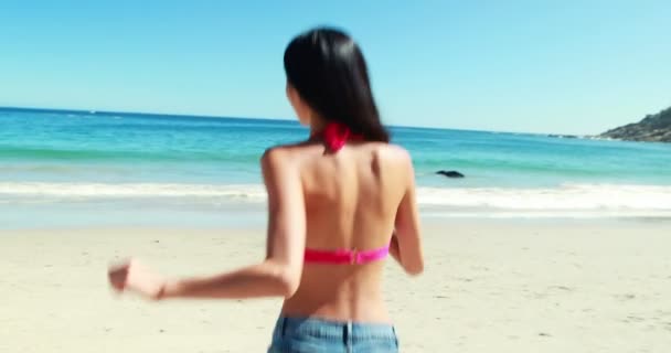 Mujer corriendo en la playa — Vídeo de stock