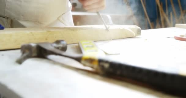 Carpintero trabajando en la artesanía — Vídeos de Stock