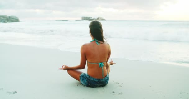 Kvinnan utför yoga på stranden — Stockvideo