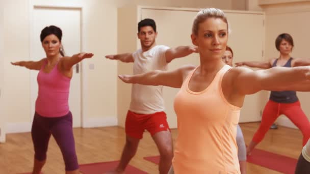 Pessoas que realizam exercícios de alongamento — Vídeo de Stock