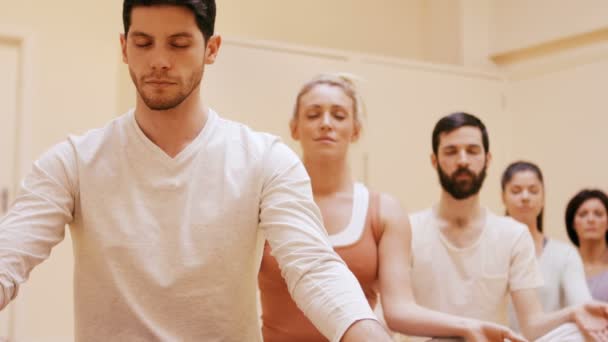 Grupo de pessoas fazendo meditação — Vídeo de Stock