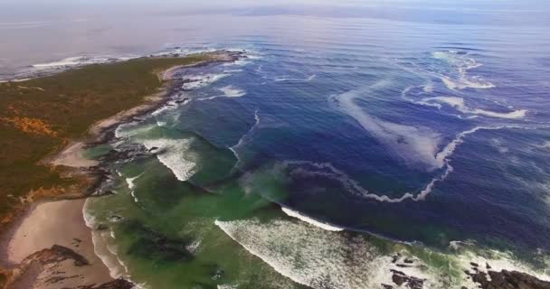 Волны достигают берега на пляже — стоковое видео