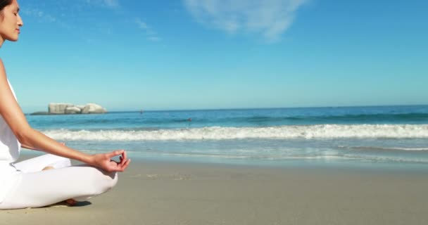 Kvinnan utför yoga på stranden — Stockvideo