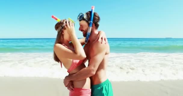 Paar omhelzen elkaar op strand — Stockvideo