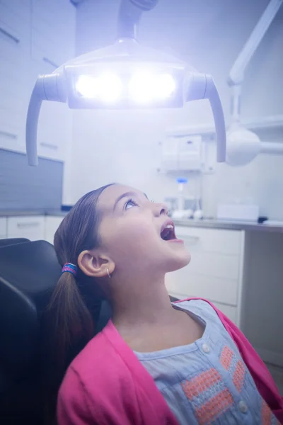 Młody pacjent siedzi na krześle Dentyści z otwarte usta — Zdjęcie stockowe