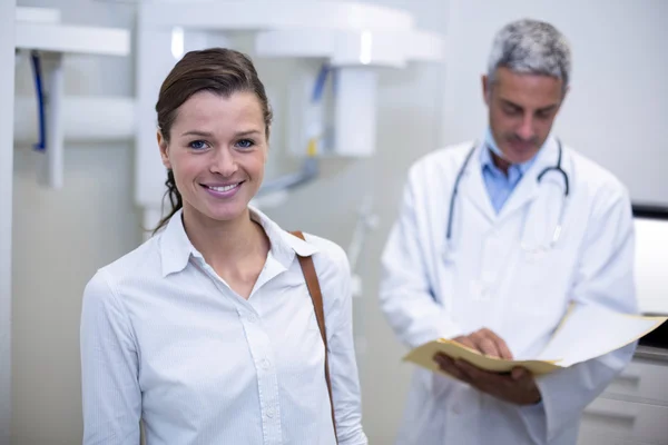 Paciente femenina sonriendo en clínica dental —  Fotos de Stock