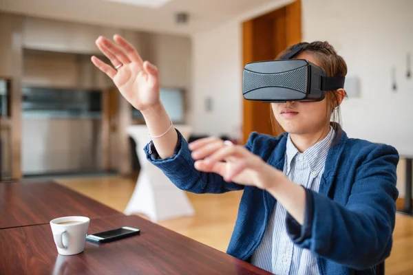 Молодая женщина в очках виртуальной реальности — стоковое фото